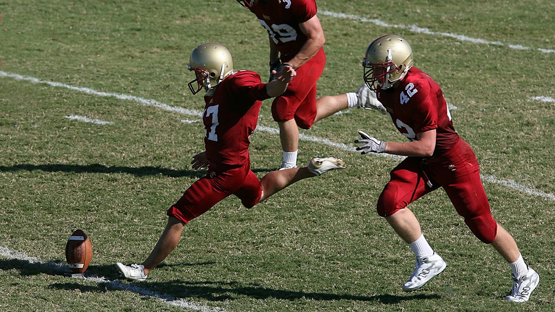 开云体育娱乐-皇马领跑西甲，巴萨紧追不舍，榜首大战一触即发，皇马和巴萨两队进行足球比赛,最后皇马5_3获胜